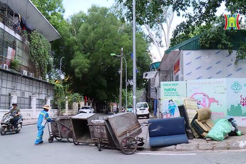 Rác thải cồng kềnh bị vứt bừa bãi dù có điểm gom