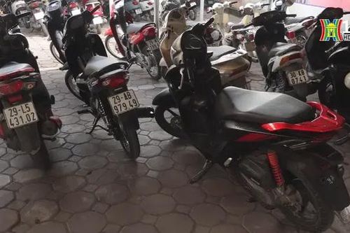 Cảnh sát giao thông kiểm tra đột xuất nhà xe trường học