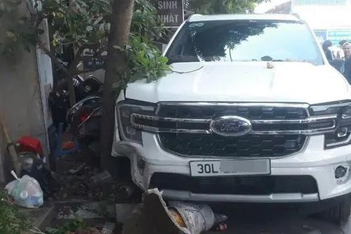 Tạm giữ tài xế ô tô tông vào đoàn người đưa tang