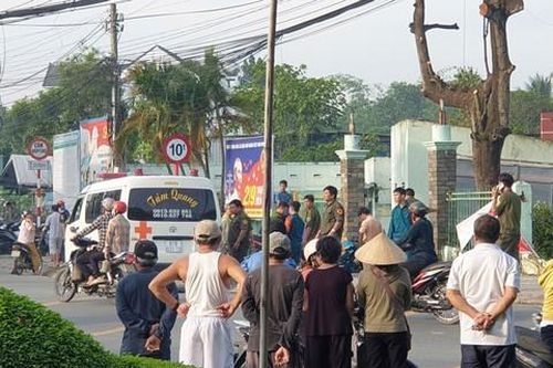 Xe máy tông sập hàng rào trụ sở bỏ hoang, nam thanh niên tử vong