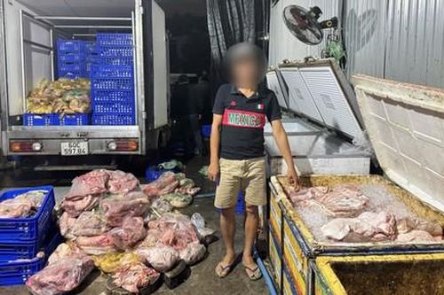 Chặn đứng 4 tấn thịt heo thối vào xưởng chế biến chả, xúc xích, lạp xưởng