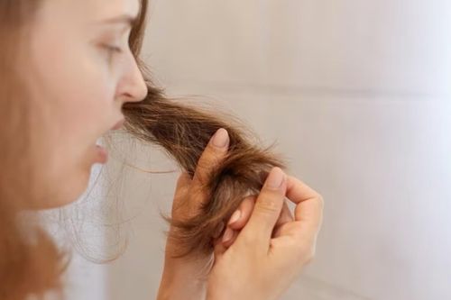 Mẹo xử lý tóc bị chẻ ngọn trong vòng 'một nốt nhạc'