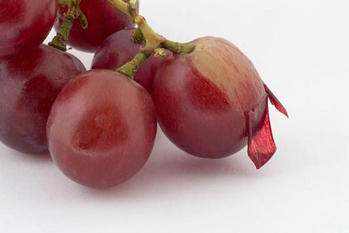Mẹo bóc vỏ nho dễ dàng chỉ bằng một chiếc tăm