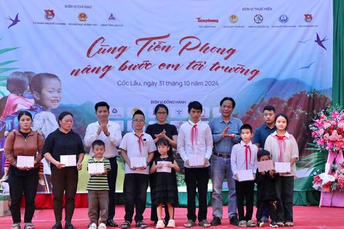 Trao 59 sổ tiết kiệm trị giá hơn 1,7 tỷ cho trẻ mồ côi ở Lào Cai do bão Yagi