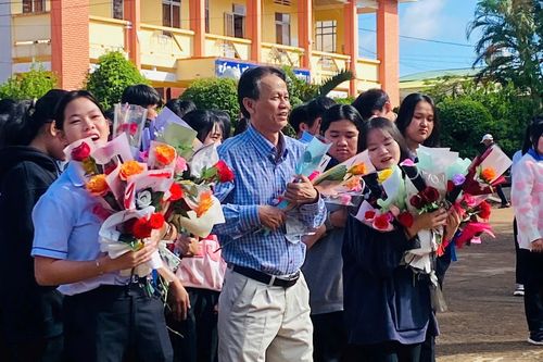 'Lễ về hưu' của thầy hiệu trưởng sau 38 năm dạy học ở buôn làng gây sốt mạng
