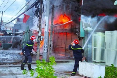 Cháy nhà kinh hoàng khiến 1 người chết, 3 người bỏng nặng: Bố dỡ mái tôn đưa 2 mẹ con ra ngoài
