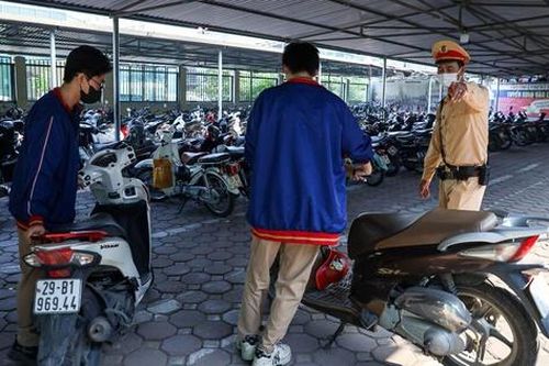 Học sinh bất ngờ khi CSGT vào trường kiểm tra bãi xe