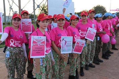 Đội Công binh Việt Nam tại Nam Sudan hưởng ứng 'Tháng Nơ hồng' phòng chống ung thư vú