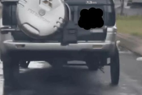 Lắp tạm bánh xe máy vào ô tô để đem đi sửa có thể bị xử phạt tới 16 triệu đồng