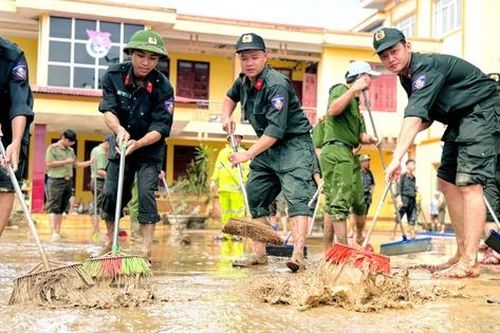 Hình ảnh cảm động tại Quảng Bình sau những ngày mưa lũ
