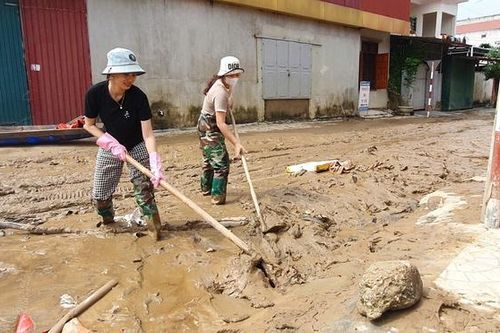 Tất bật dọn dẹp, người Quảng Bình lại lo mưa lớn gây lũ kép
