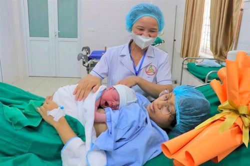 Bé trai nặng 3,6kg là công dân đầu tiên chào đời trong ngày thị xã Đông Triều lên thành phố