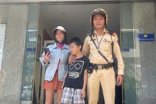Cảnh sát giao thông Hà Nội kịp thời hỗ trợ cháu bé 10 tuổi đi lạc về với gia đình
