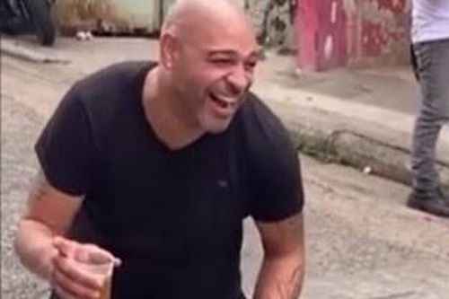 Adriano say xỉn giữa phố