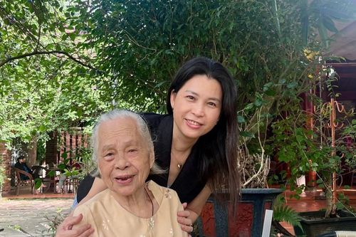 Đi cà phê cùng mẹ