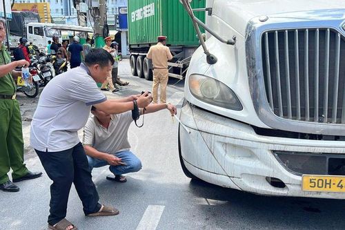 Tai nạn giao thông mới nhất 2/11/2024: xe container ôm cua cán một người tử vong