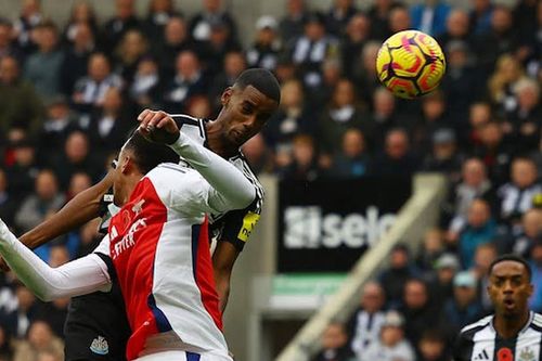 Hàng công bế tắc, Arsenal sảy chân tại St. James' Park