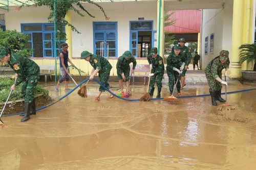 Bộ đội Biên phòng Quảng Bình giúp các trường học vùng lũ Lệ Thủy vệ sinh trường lớp
