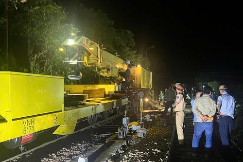 Tàu hàng trật bánh khi qua đèo Hải Vân ở Đà Nẵng