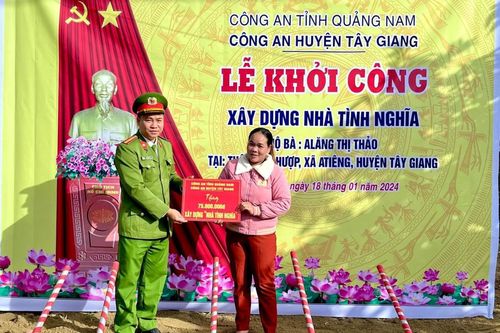 Hết lòng vì nhân dân phục vụ