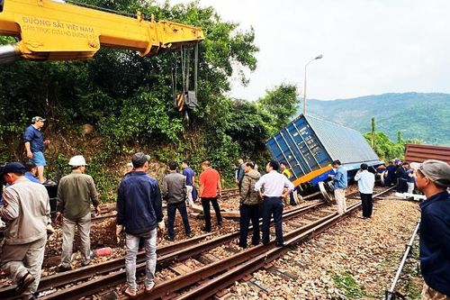 Đường sắt Bắc Nam đoạn qua đèo Hải Vân tạm gián đoạn lưu thông do tàu hàng bị trật bánh
