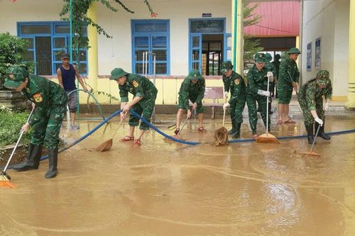 Lấp lánh tình người trong mưa lũ