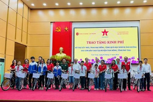 Báo Quân đội nhân dân kết nối yêu thương đến người dân và học sinh Phú Thọ
