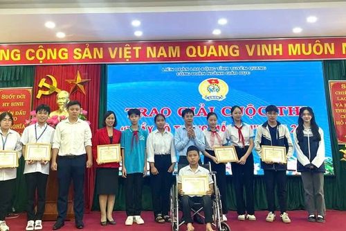 Gần 400 tác phẩm dự thi 'Thầy cô trong mắt em' năm 2024 cấp tỉnh Tuyên Quang