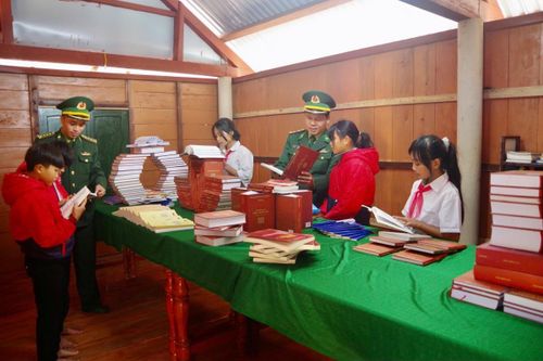 Tuổi trẻ Biên phòng tiếp sức học sinh vùng cao nâng cao tri thức