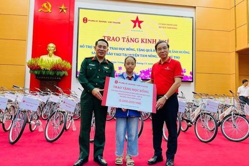 Báo Quân đội Nhân dân phối hợp trao quà tới người dân, học sinh bị ảnh hưởng bão Yagi