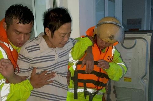 Công an Quảng Bình bám sát địa bàn giúp dân trong mưa lũ
