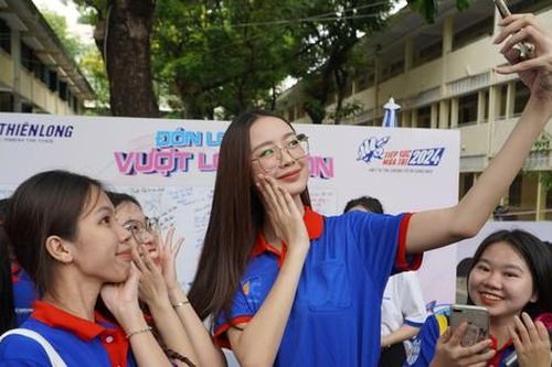Hoa hậu Lê Nguyễn Bảo Ngọc, Thùy Tiên, Phương Mỹ Chi và dàn sao dự ngày hội của thanh niên TPHCM