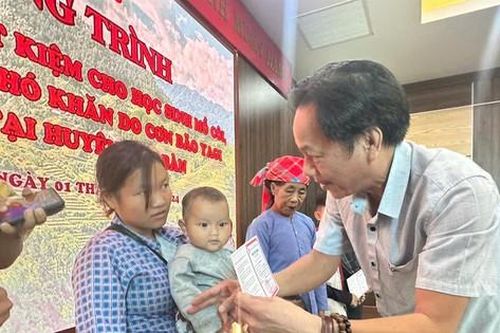 'Cùng Tiền Phong nâng bước em tới trường': Mang yêu thương khỏa lấp đau thương
