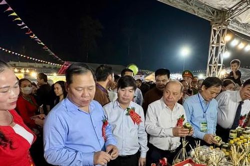 Hàng nghìn người đổ về phiên chợ vùng cao tỉnh Hòa Bình
