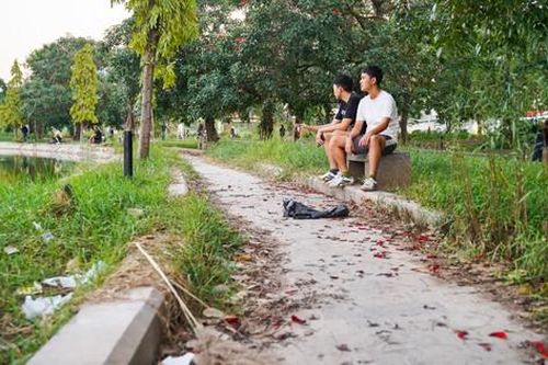 Cận cảnh hiện trạng xuống cấp của Công viên hồ điều hòa Mai Dịch