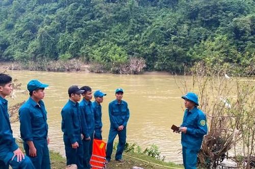 Cả trăm người đi dọc bờ sông tìm kiếm 2 nam sinh nghi bị đuối nước
