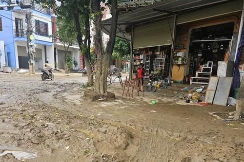 'Rốn lũ' Quảng Bình ngập ngụa trong bùn đất