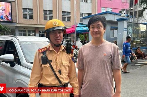 Người phụ nữ vỡ ối được CSGT TP.HCM đưa đến bệnh viện kịp thời