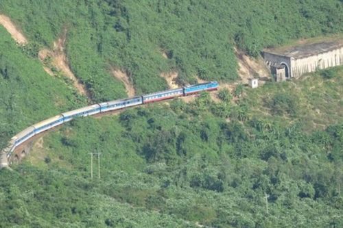 Tàu hàng bị trật bánh khi qua đèo Hải Vân ở Đà Nẵng