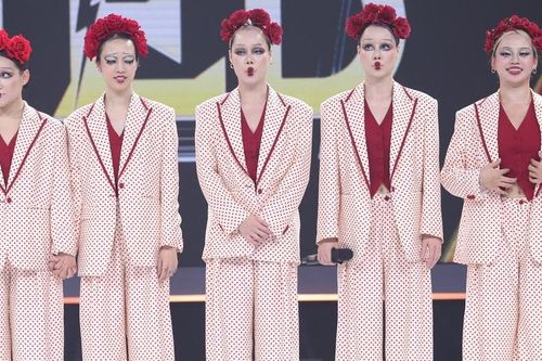 Phá cách hit Chi Pu, vợ Hà Lê và đồng đội vô địch 'Nữ hoàng vũ đạo đường phố'