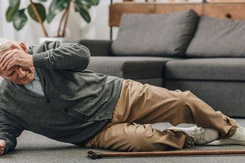 Người già gãy xương khớp háng nguy hiểm thế nào, phòng tránh ra sao?