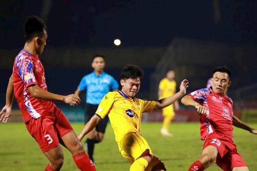 Sông Lam Nghệ An chia điểm trên sân nhà trước CLB Thành phố Hồ Chí Minh