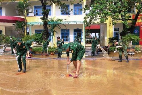 Bộ đội Biên phòng Quảng Bình hỗ trợ người dân tái thiết cuộc sống sau lũ