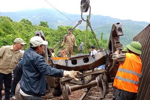 Cận cảnh hiện trường khắc phục sự cố tàu hỏa trật bánh trên đèo Hải Vân