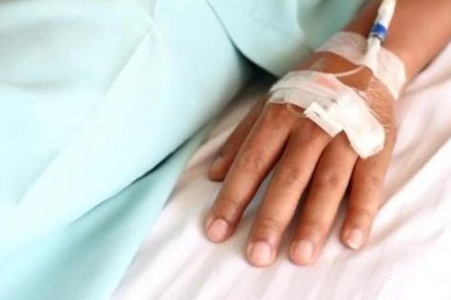 Uống chai nước con gái cất trong tủ lạnh, người đàn ông 43 tuổi nhập viện cấp cứu