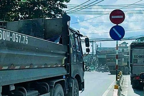 Xử phạt 3 tài xế xe tải nối đuôi nhau vượt đèn đỏ, chạy ngược chiều