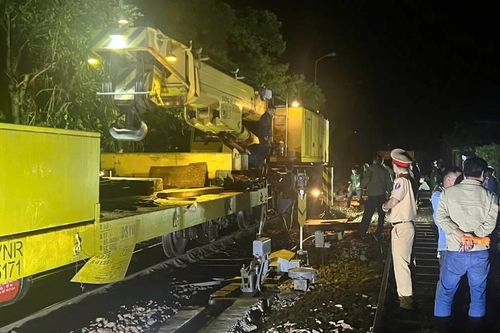 Tàu hàng trật bánh tại đèo Hải Vân, đường sắt Bắc Nam bị tê liệt