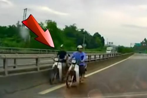 Xe máy dàn hàng đi ngược chiều trên cao tốc, ô tô chạy 90km/h bẻ lái tránh tai nạn