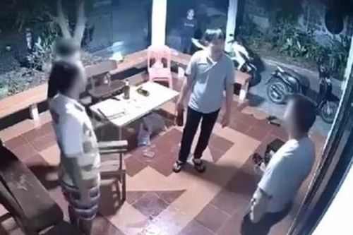 Hai thanh niên đột đột xông vào nhà dân gây hấn, cái kết sau đó khiến ai cũng hả hê