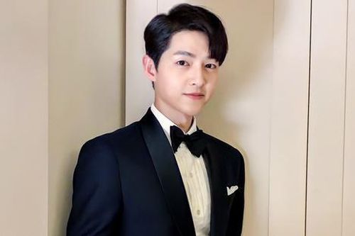 Song Joong Ki bị chỉ trích vì chụp chung với nghi phạm cưỡng bức nữ diễn viên Vườn Sao Băng